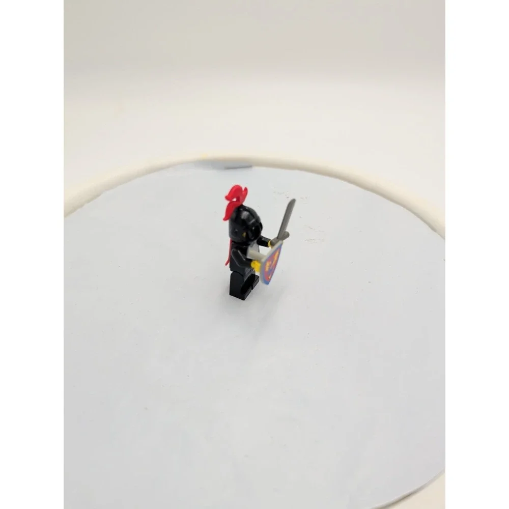 Lego Castle Minifigure cas175‎ Black Knight Breastplate Red Plume Cape Shield